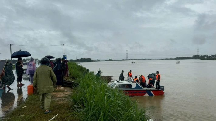 Thượng tá Nông Quốc Tuấn – Phó Tham mưu trưởng, Bộ CHQS tỉnh Phú Thọ và lãnh đạo huyện Phù Ninh kiểm tra công tác phòng chống lụt bão tại xã Bình Phú